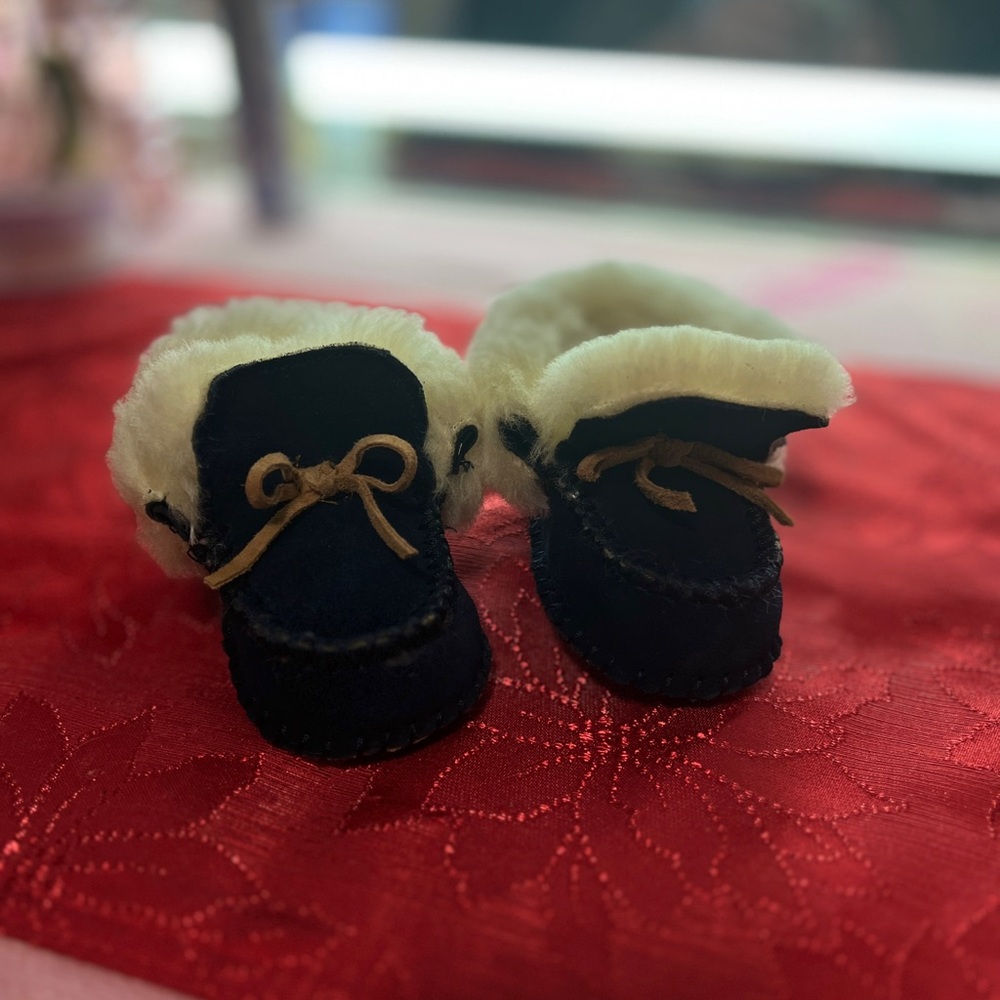 Tucker + Tate Cream Plush Baby Moccasins with Navy Bottom